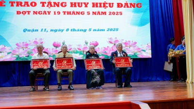 GS.TSKH. NGUYỄN KHÁNH DƯ- VINH DỰ NHẬN HUY HIỆU 75 NĂM TUỔI ĐẢNG