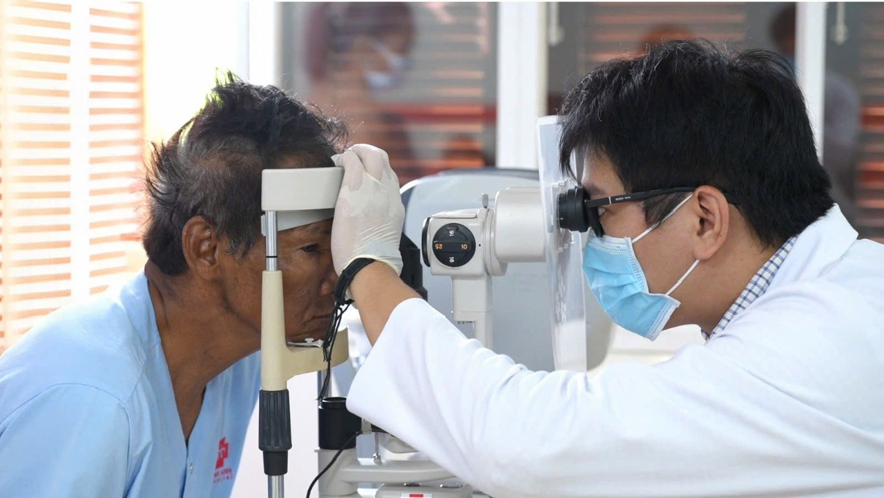 Mất thị lực vì "LƯỠI TỬ THẦN" TỪ MÁY CẮT CẦM TAY.