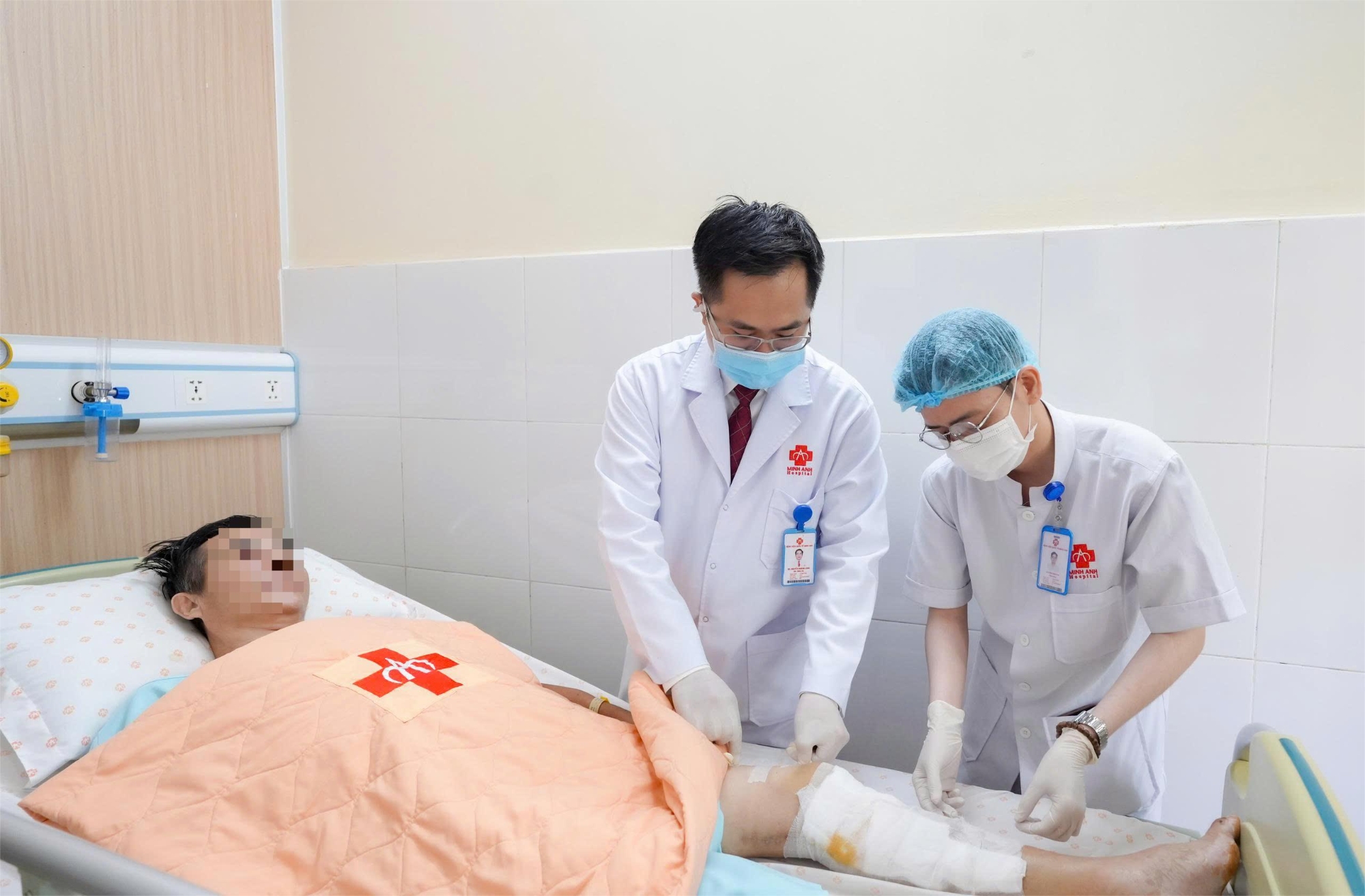 CUỘC CHIẾN VƯỢT “GIỜ VÀNG” TÁI SINH ĐÔI CHÂN CHO BỆNH NHÂN BỊ TAI NẠN NGHIÊM TRỌNG