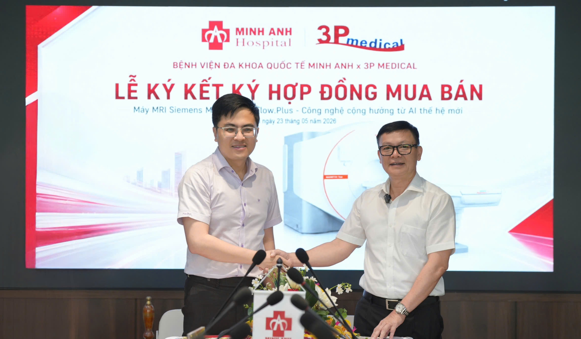 ThS.BS Nguyễn Nam Anh (bìa trái) Phó chủ tịch HĐTV BV ĐKQT Minh Anh Ông Vương Đình Hùng (bìa phải) Giám đốc Công ty Thiết bị và Dụng cụ Y khoa 3P